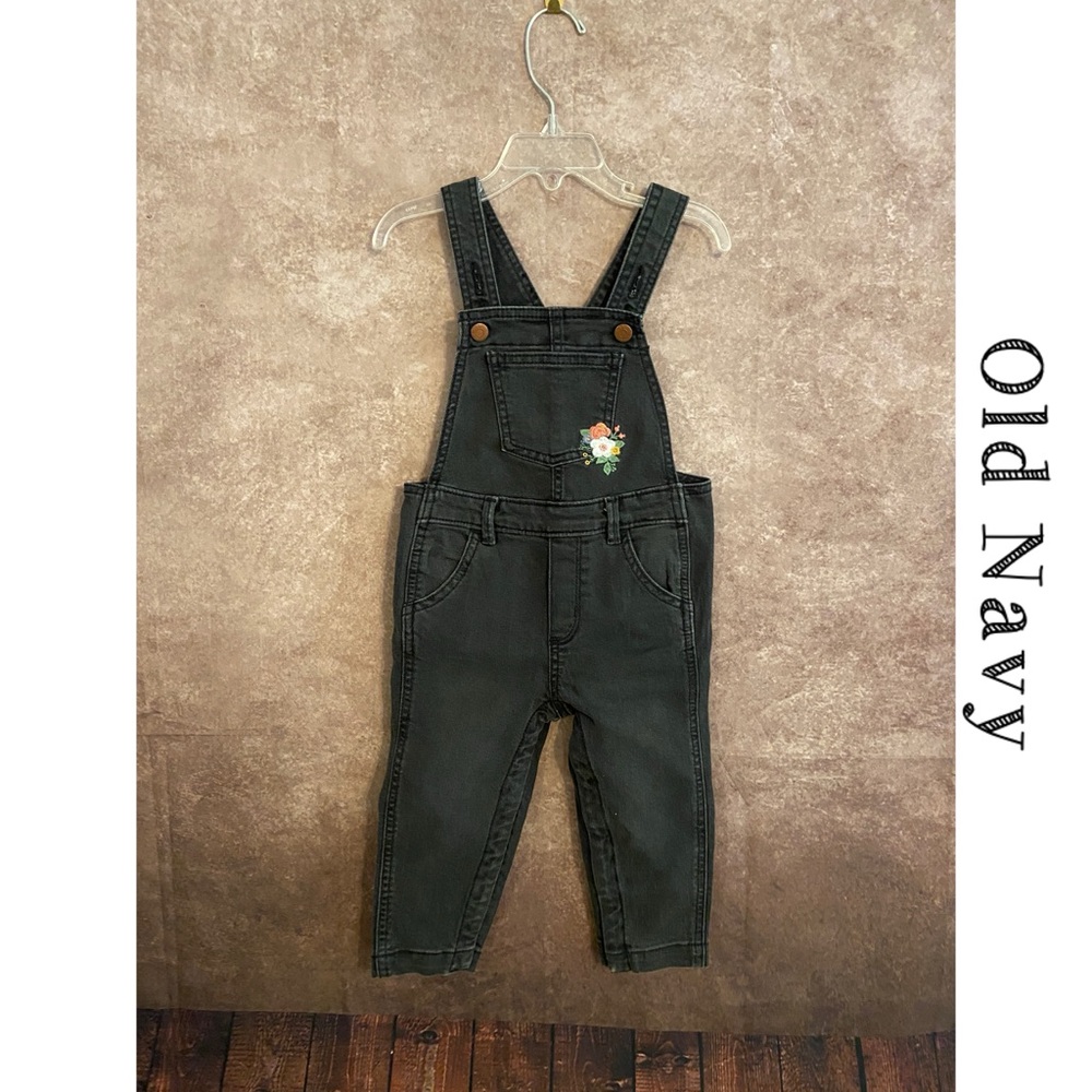 OLD NAVY~ Girls 2T~toddler Embroidered black bib overalls~EUC
